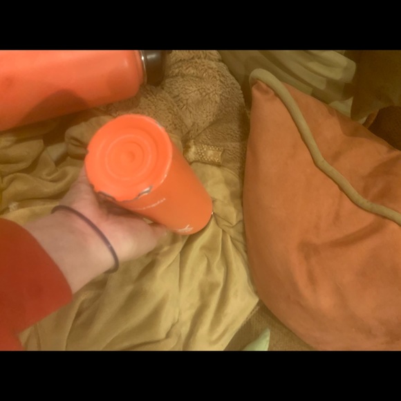 21oz and 32oz highly demanded Tangelo Hydro Flasks - Picture 6 of 9